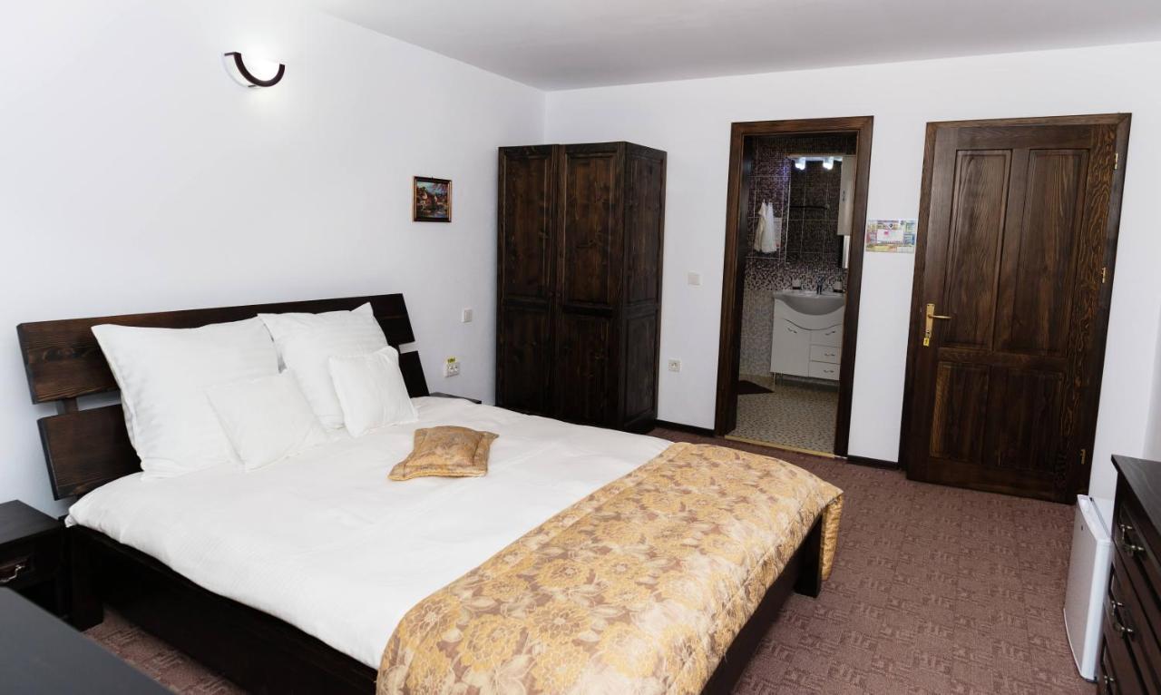 Stejarul Lui Andrei Hotel Szolnokháza Kültér fotó