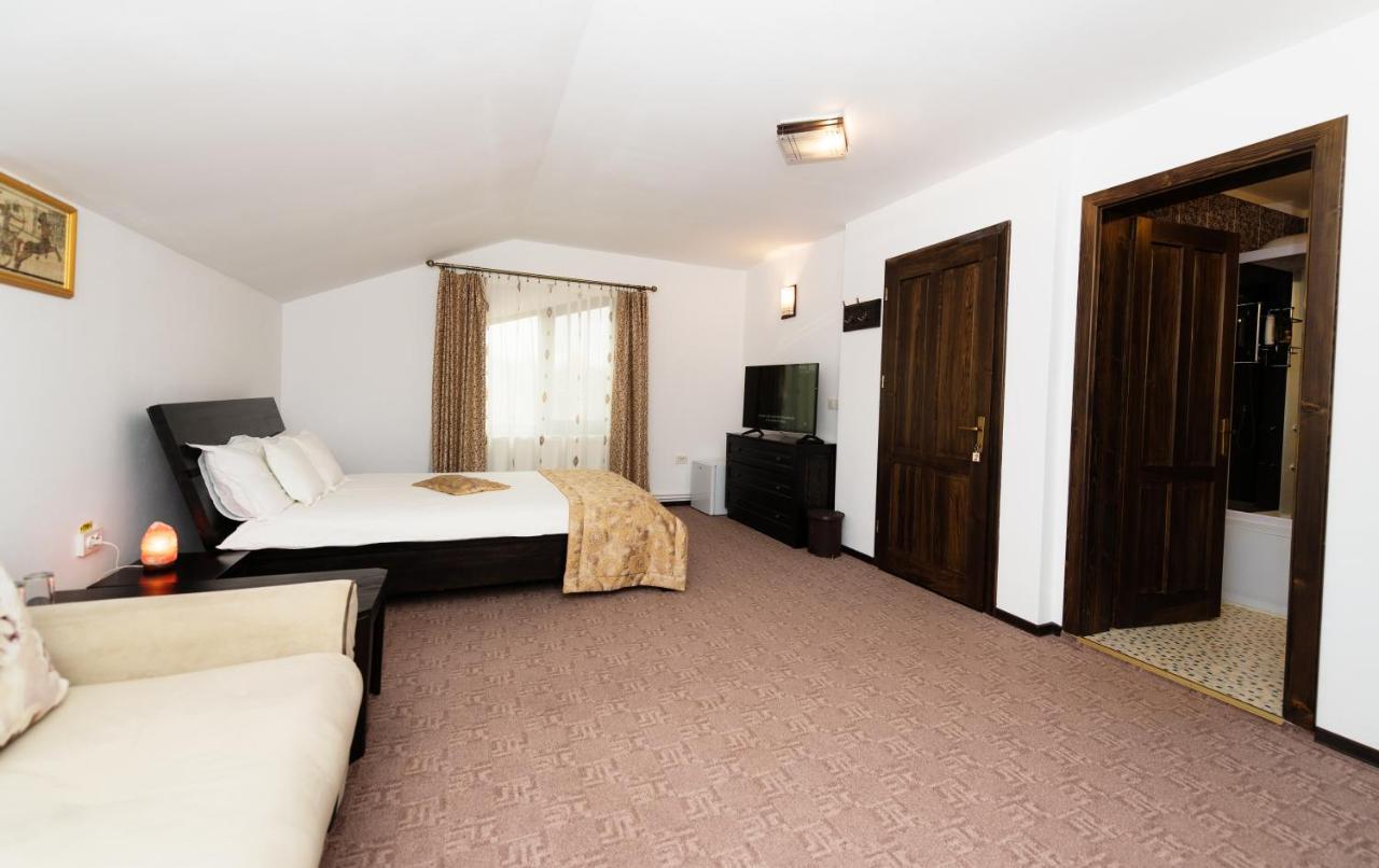 Stejarul Lui Andrei Hotel Szolnokháza Kültér fotó