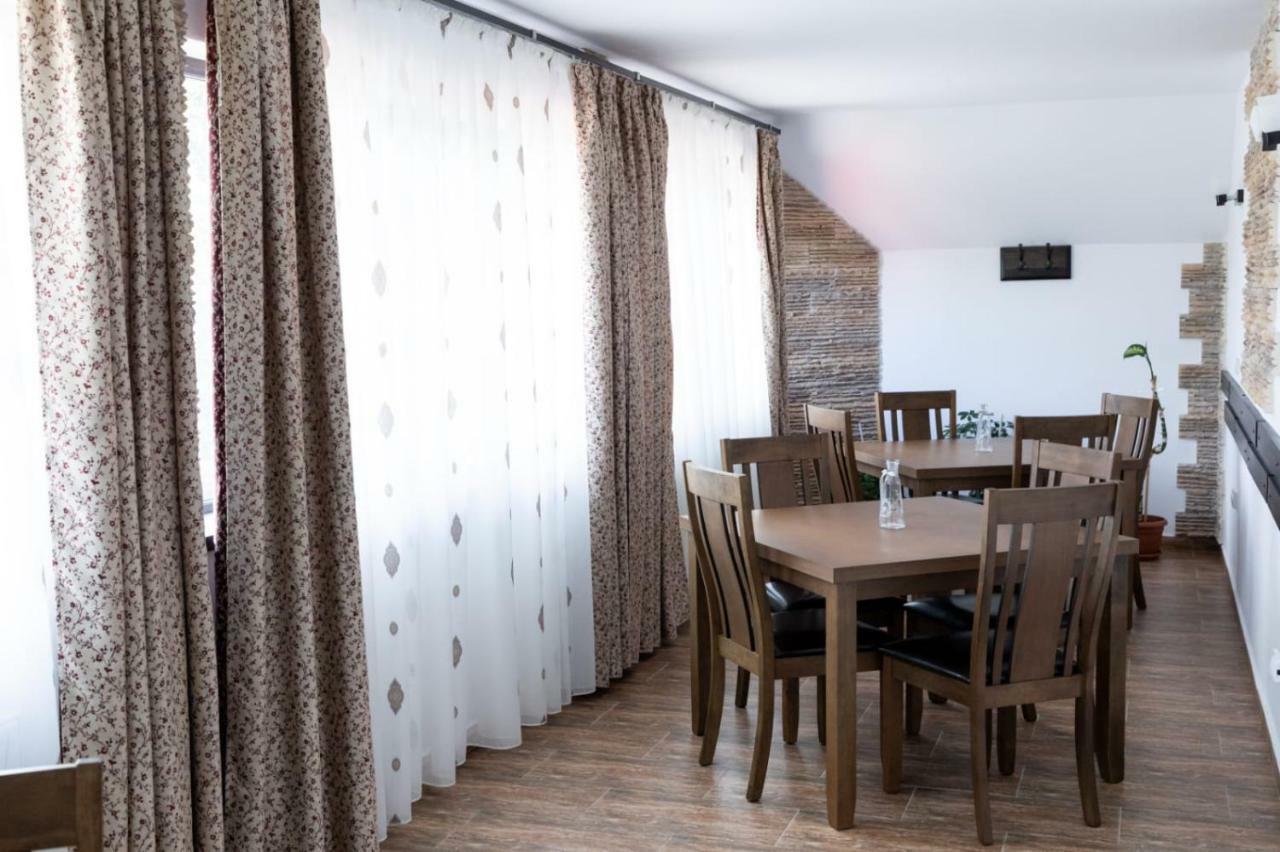 Stejarul Lui Andrei Hotel Szolnokháza Kültér fotó